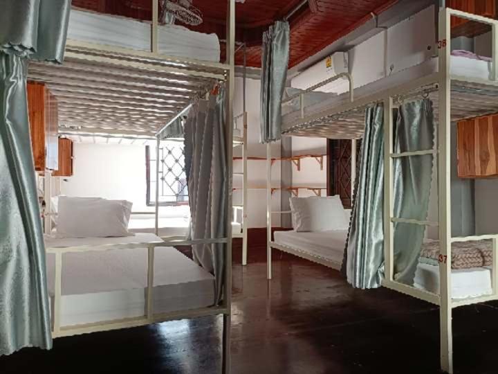לואנג פרבאנג City Backpackers & Travel מראה חיצוני תמונה